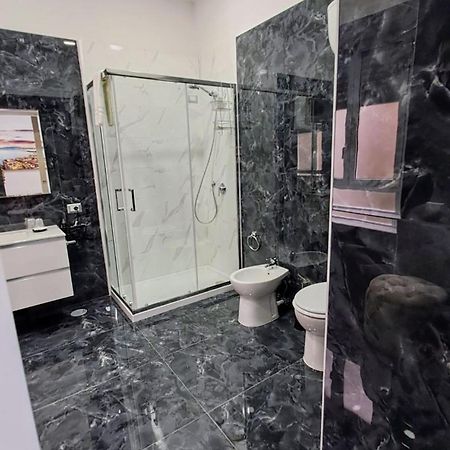 La Finestra Sul Borgo Hotel Napoli Bagian luar foto