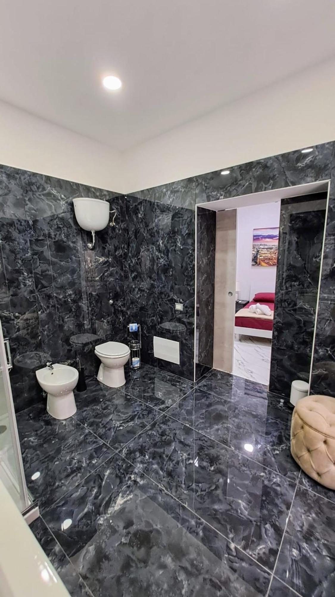 La Finestra Sul Borgo Hotel Napoli Bagian luar foto