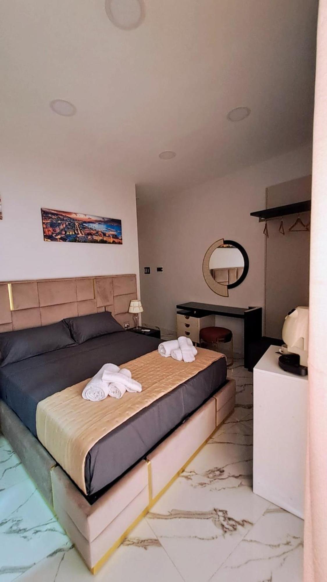 La Finestra Sul Borgo Hotel Napoli Bagian luar foto