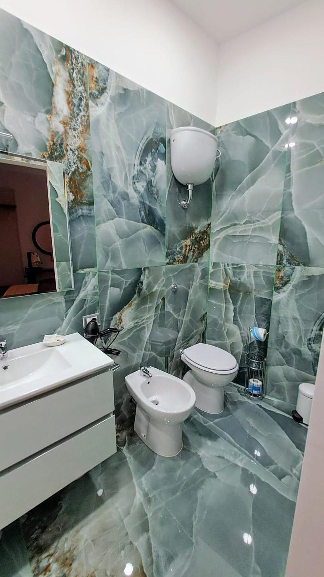 La Finestra Sul Borgo Hotel Napoli Bagian luar foto